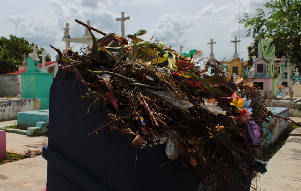 Basureros repletos en cementerio Xoclán
