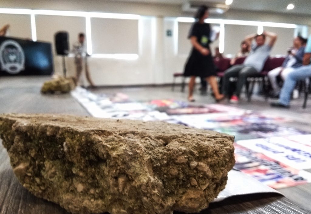 Con piedras, Mario Vergara colocó mantas en el auditorio de la Universidad Vizcaya, en Mérida.