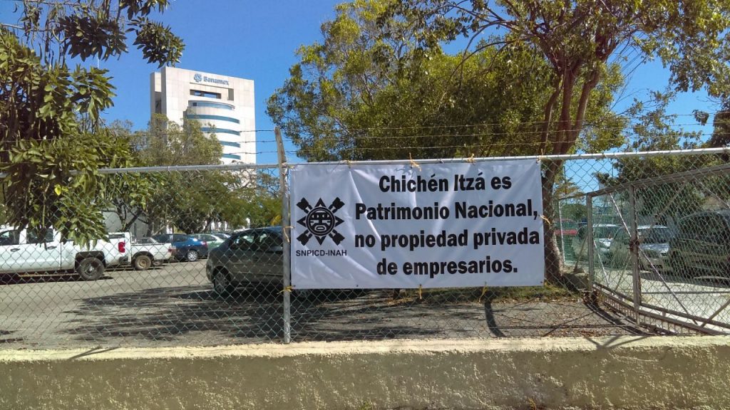 Mantas protesta investigadores INAH concierto de Armando Manzanero Chichén Itzá (2)