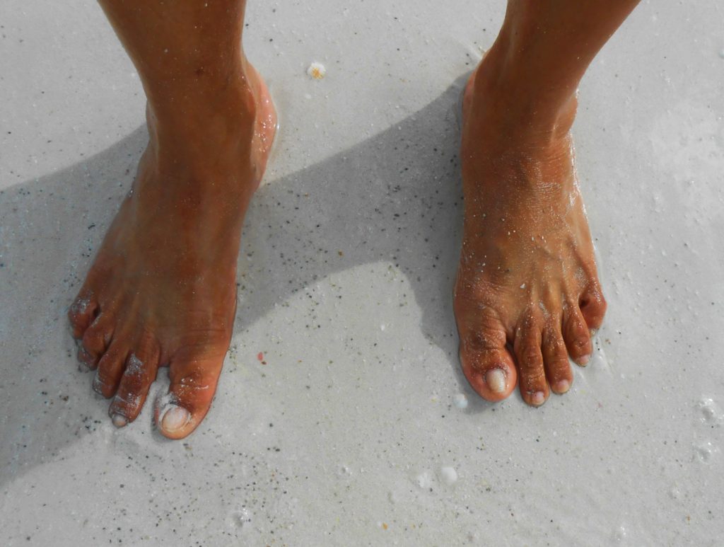 Pies descalzos en la playa