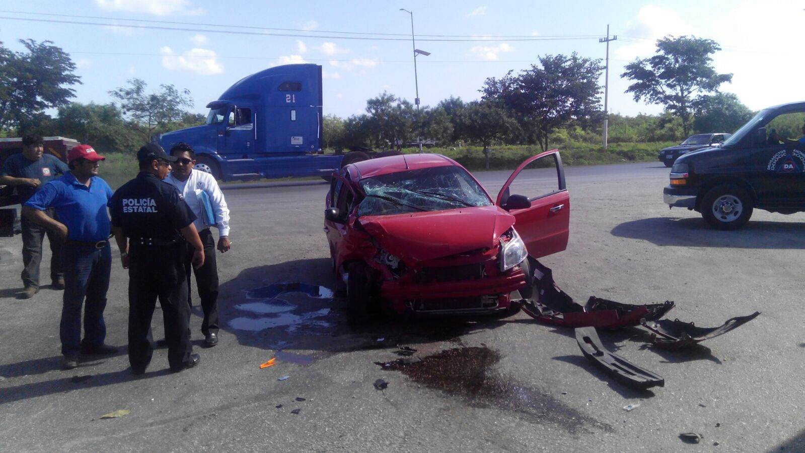 Conductor de tráiler provoca choque en periférico de Mérida