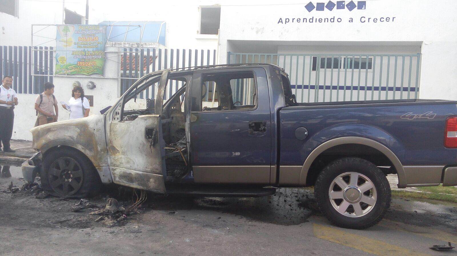 Incendio acaba con camioneta en Francisco de Montejo