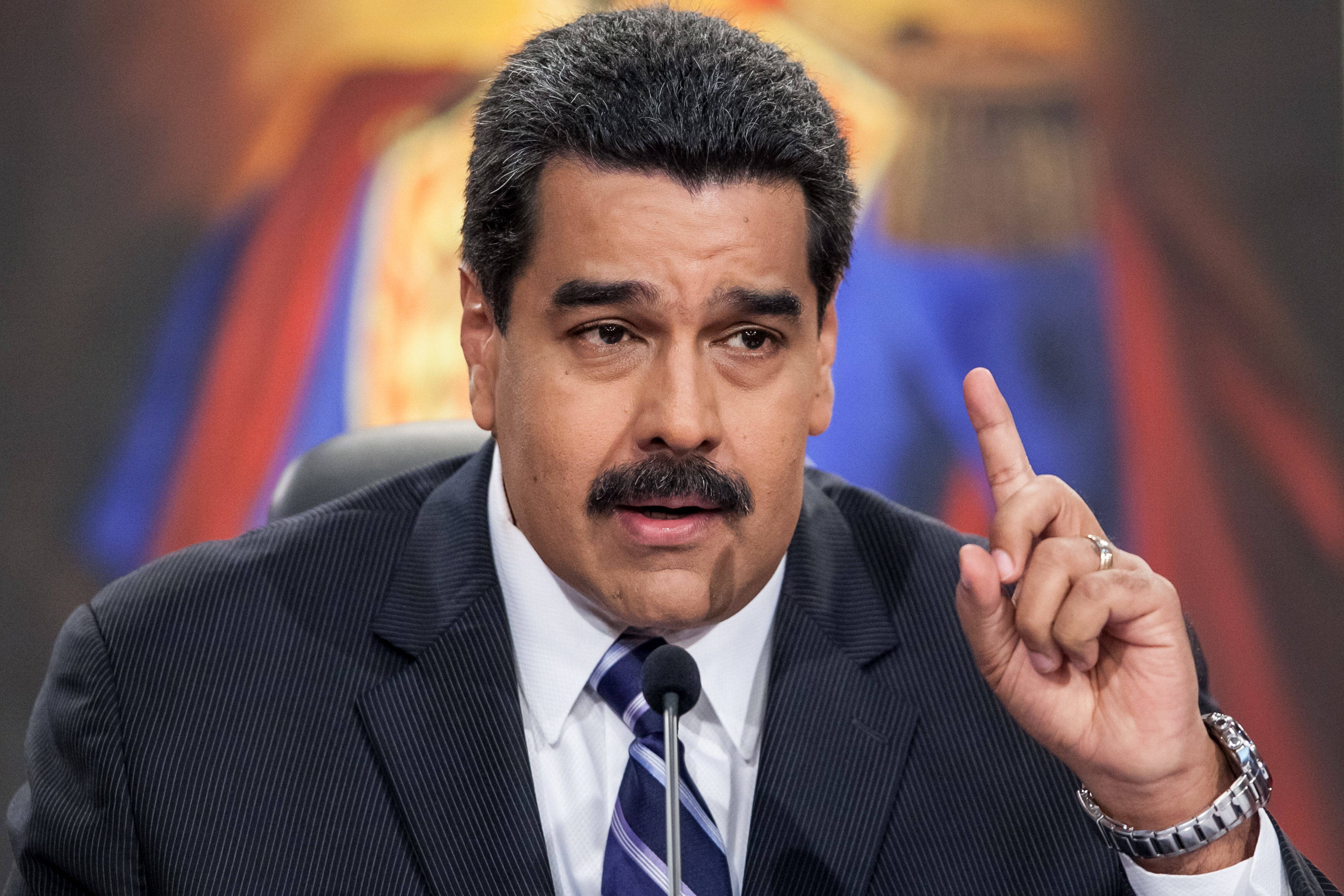 Nicolás Maduro pide renuncia de su gabinete
