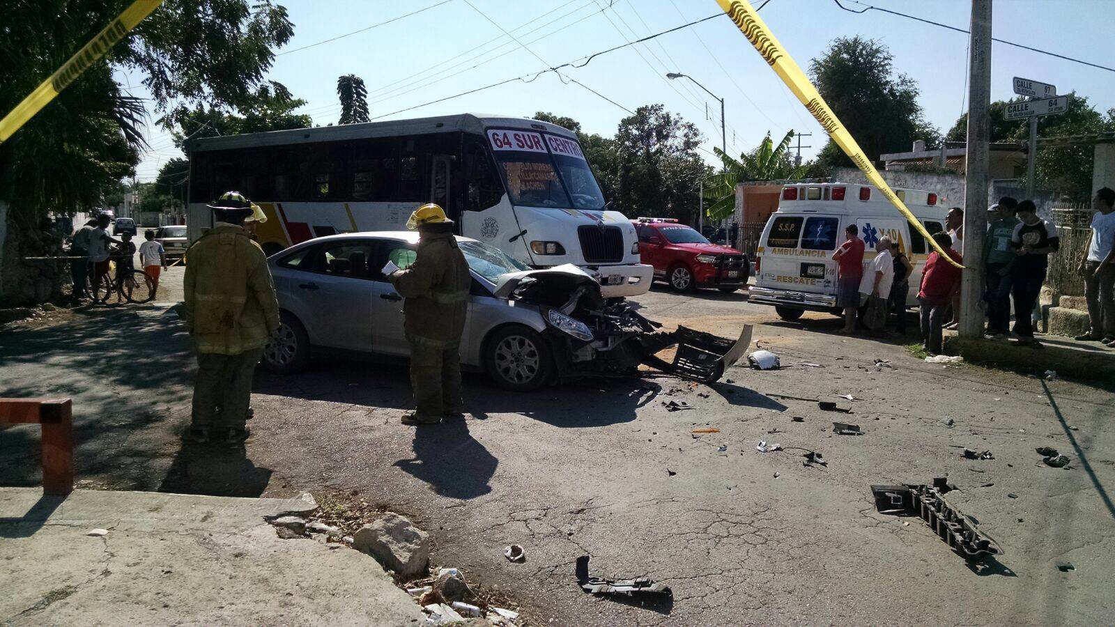 Choque en autobús y vehículo particular deja 6 lesionados