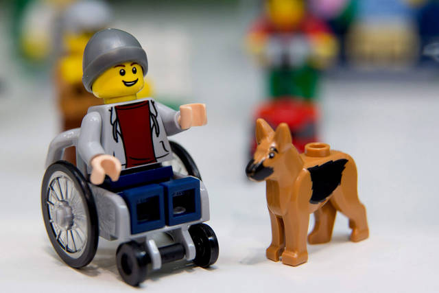 Lego presenta un personaje en silla de ruedas