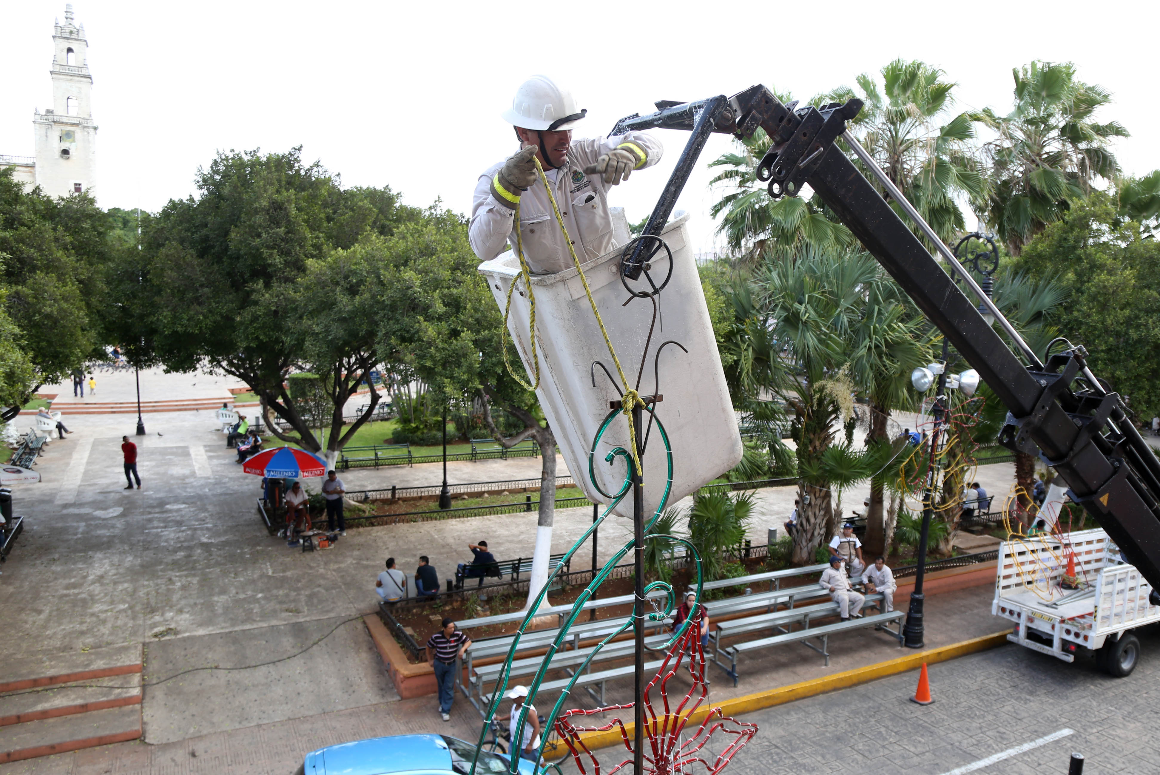 Retiran adornos navideños de calles de Mérida