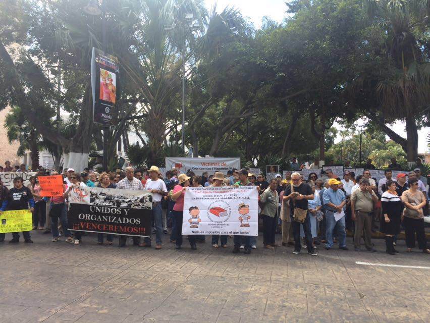 Protestan pensionados del Issste en Yucatán