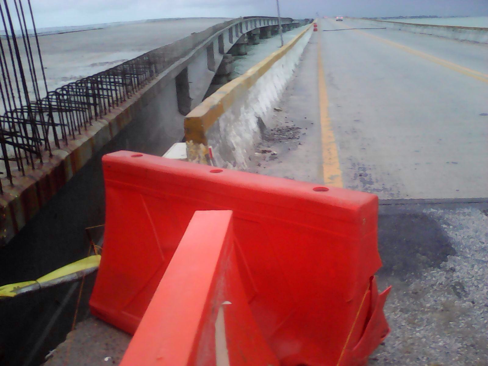 Marejadas afectan a Puente de la Unidad, en Campeche