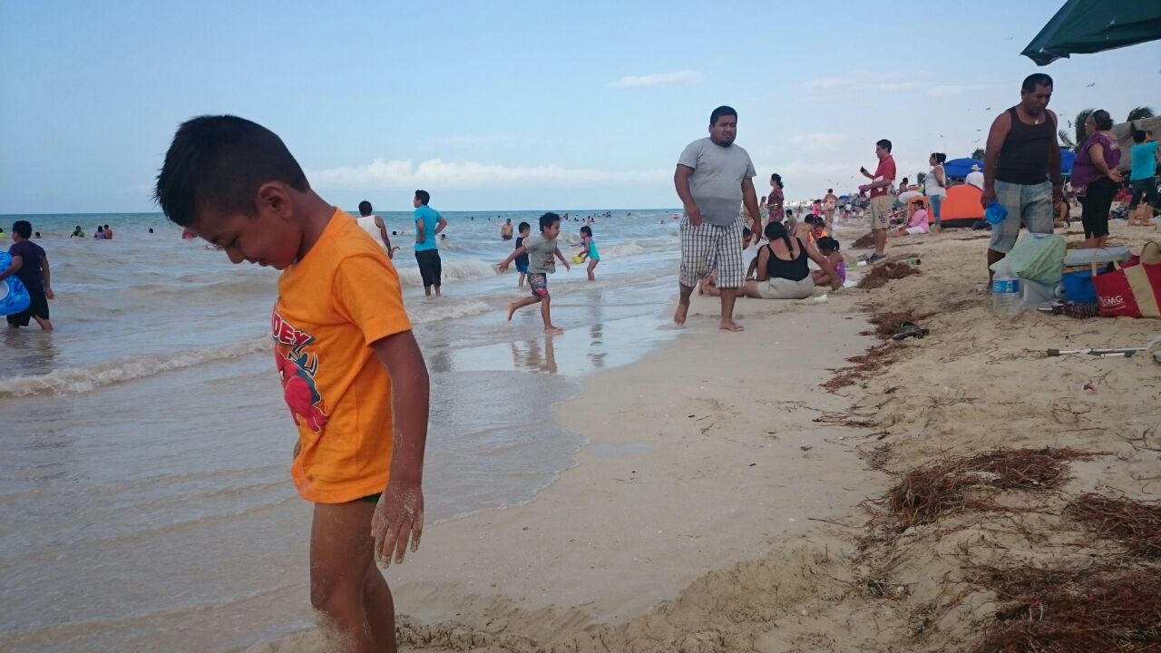 Agolpados paseantes en playas yucatecas