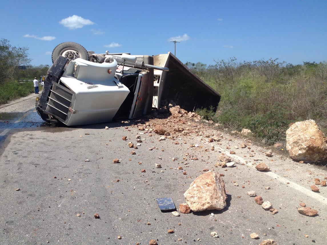 Tráiler termina volcado por exceso de velocidad