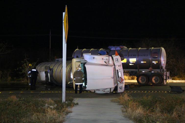 Volcadura de pipa cargada con diesel en la Mérida-Progreso