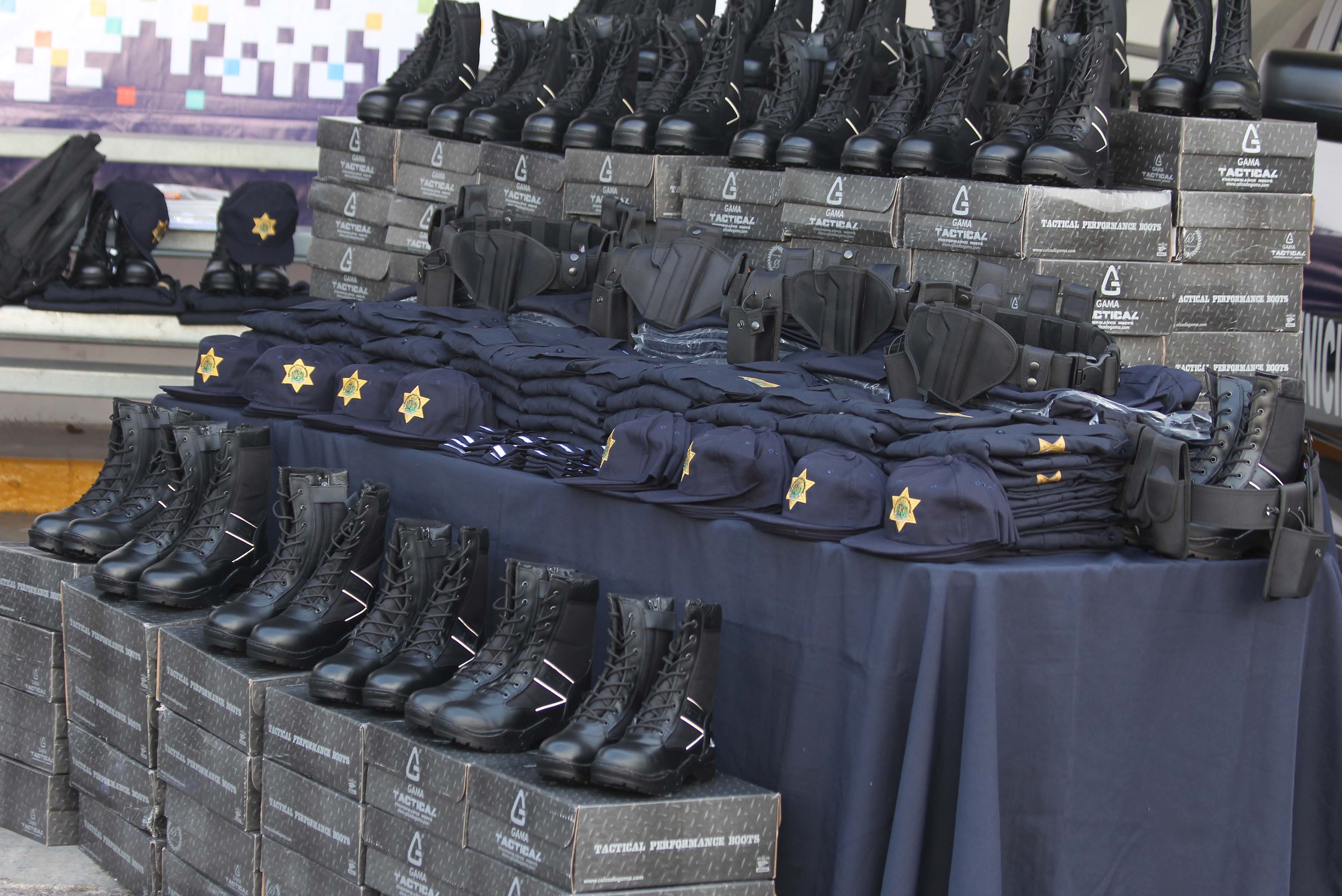 Uniformes, equipos y útiles escolares a Policía de Mérida