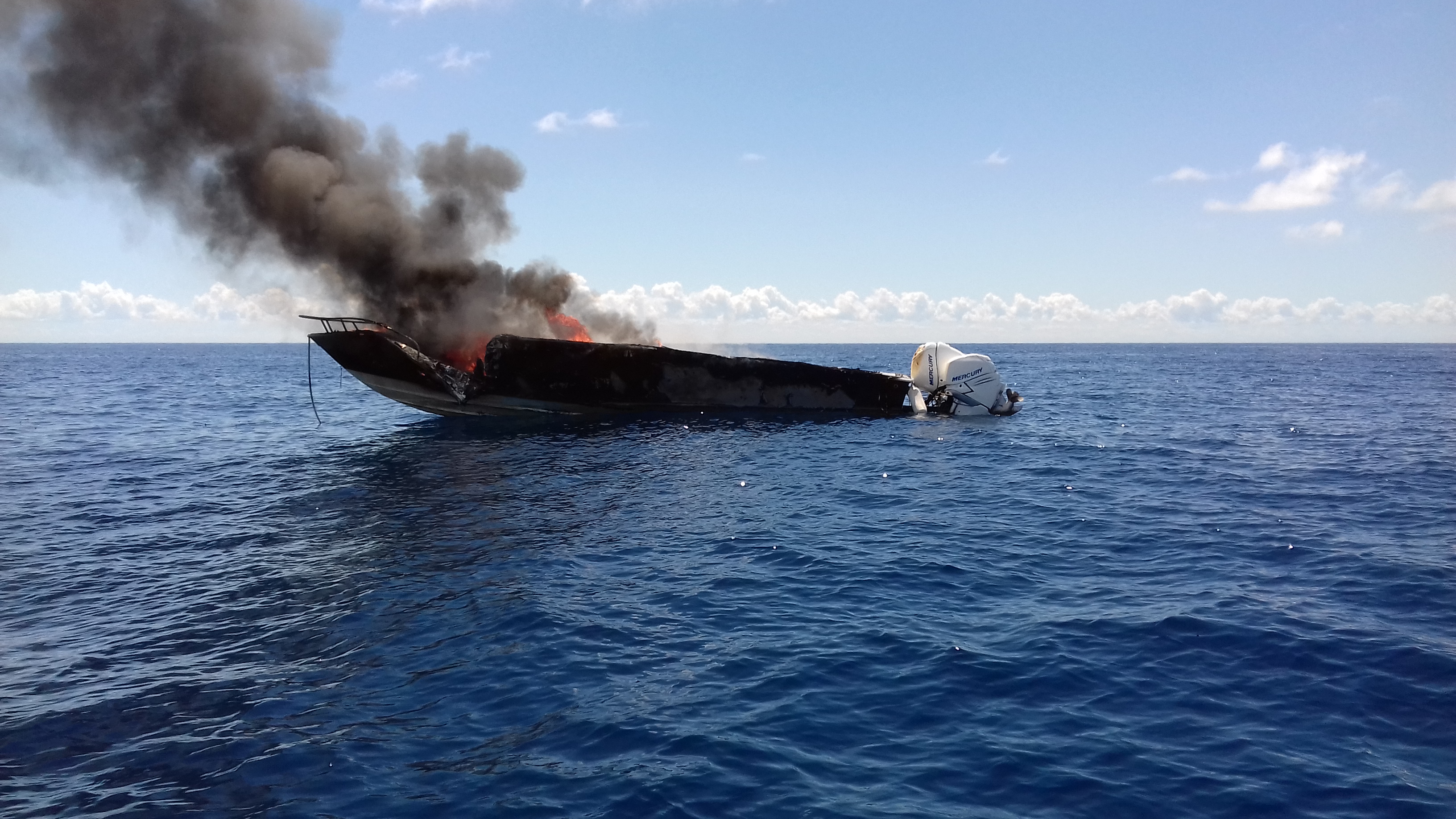 Rescatan a 3 tripulantes de barco incendiado en Progreso