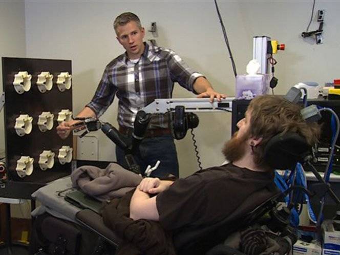 Hombre paralítico siente tacto mediante mano robótica