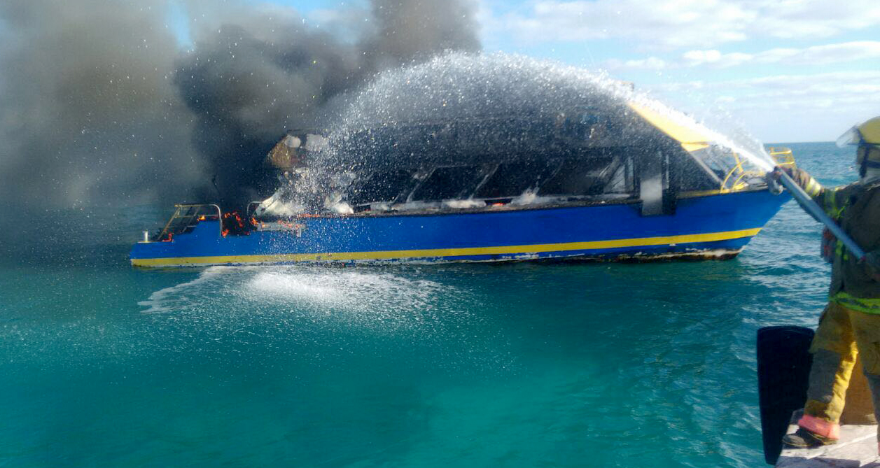 Consume incendio ferry de la ruta Cancún-Isla Mujeres