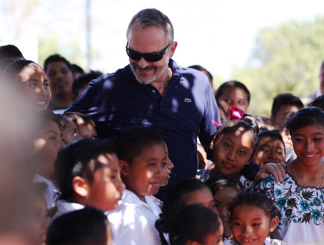 Miguel Bosé visitó en Yucatán Casa de niñas y niños mayas