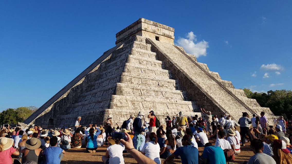 A plenitud, Kukulcán descendió en Chichén Itzá