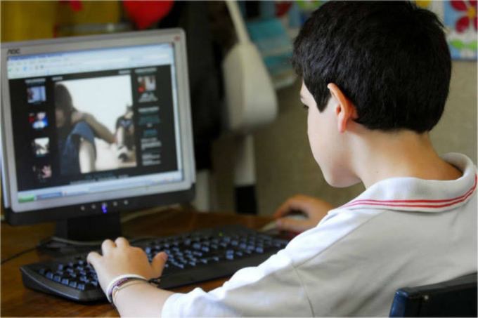 Jóvenes pasan más tiempo en internet que en las aulas: OCDE