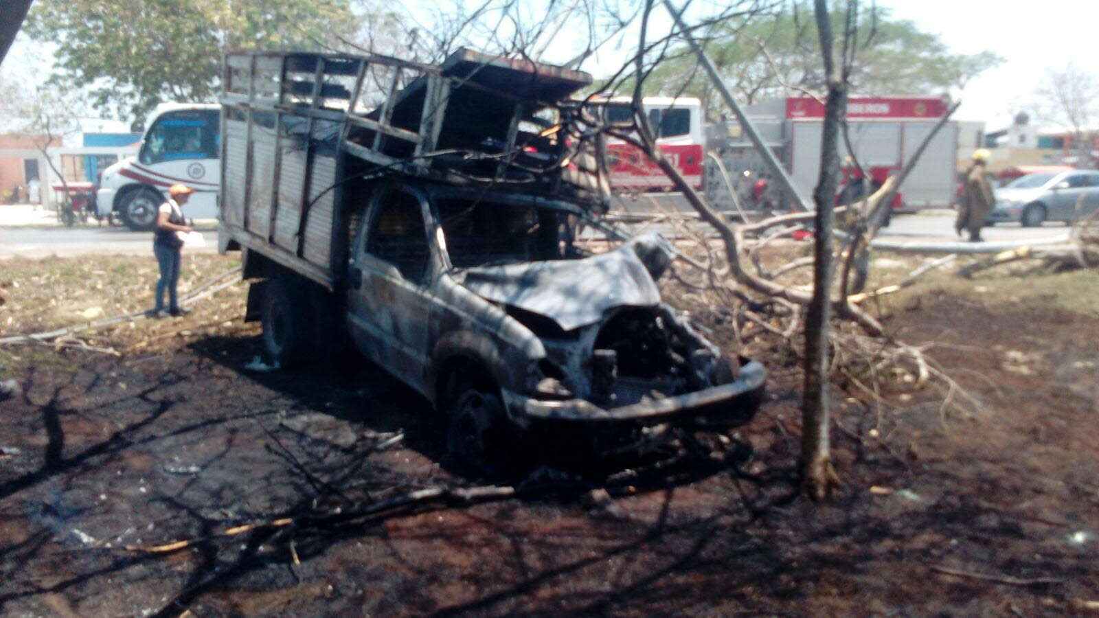 Camioneta se incendia en periférico de Mérida