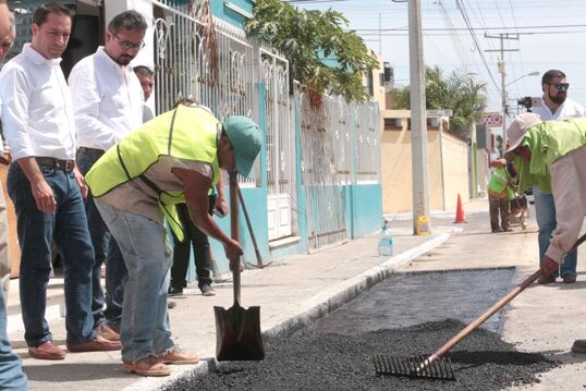 Vila Dosal supervisa reparación de calles dañadas con ácido
