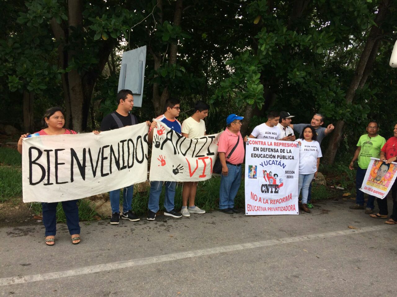 Reciben a padres de normalistas de Ayotzinapa