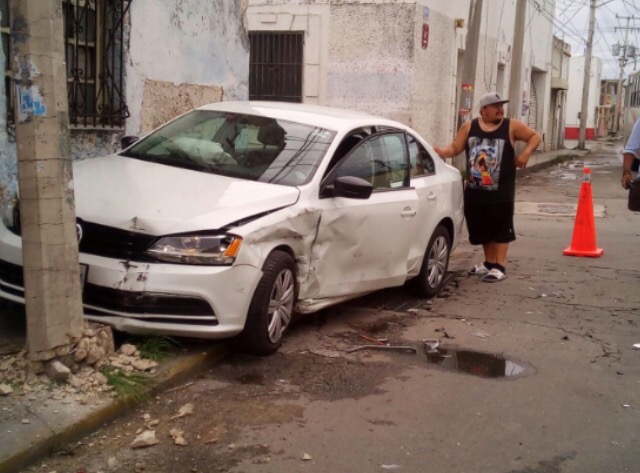 Aparatoso choque en calles del centro de Mérida