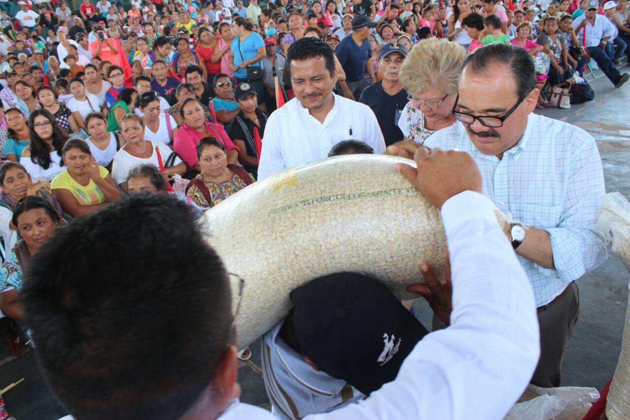 Llevan 200 toneladas de maíz para familias de 15 municipios