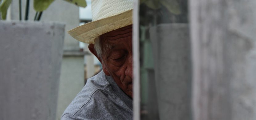 Filiberto, de 83 años de edad, limpiador de tumbas