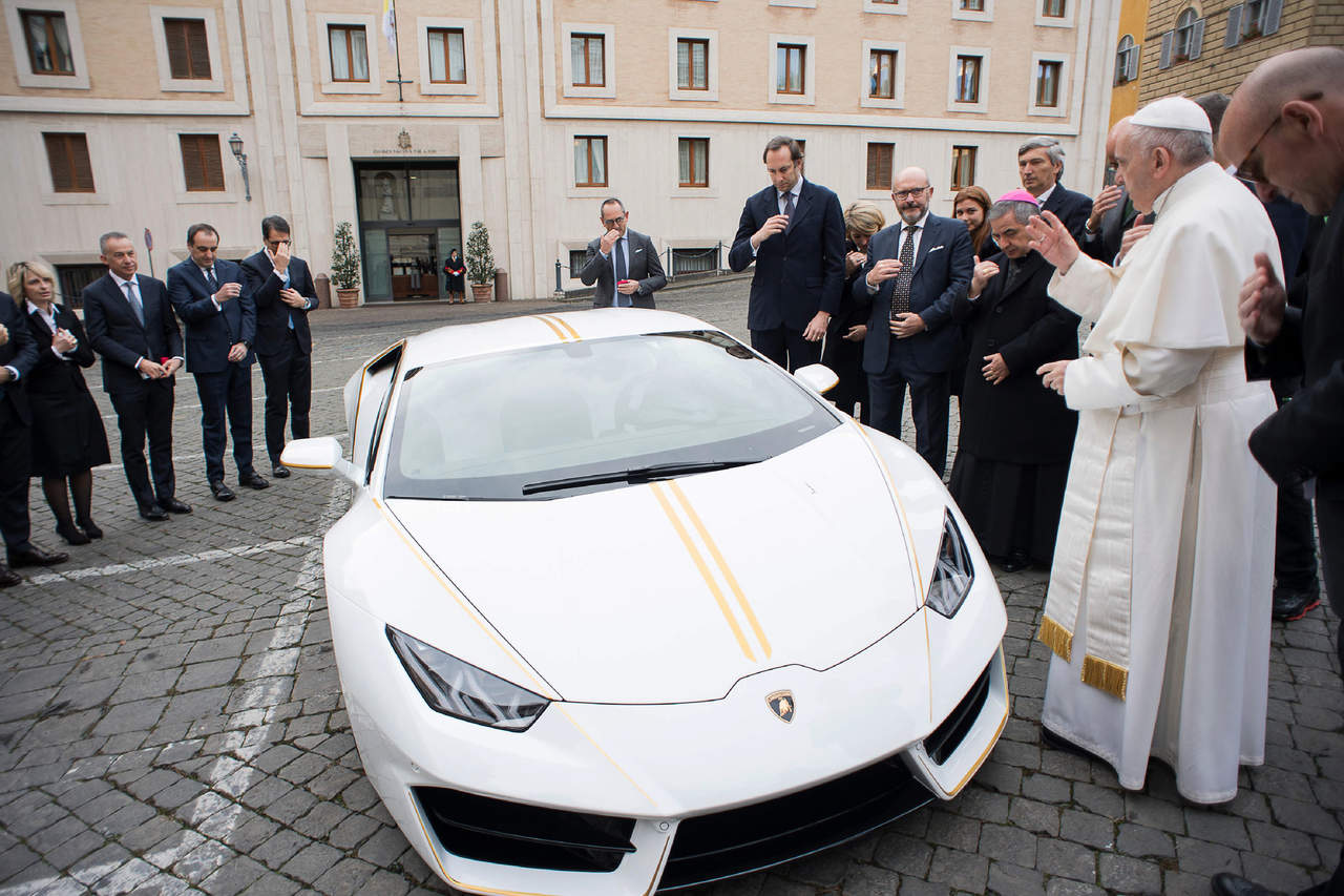 Regalan Lamborghini al Papa; lo subastará para ayudar a cristianos en Irak