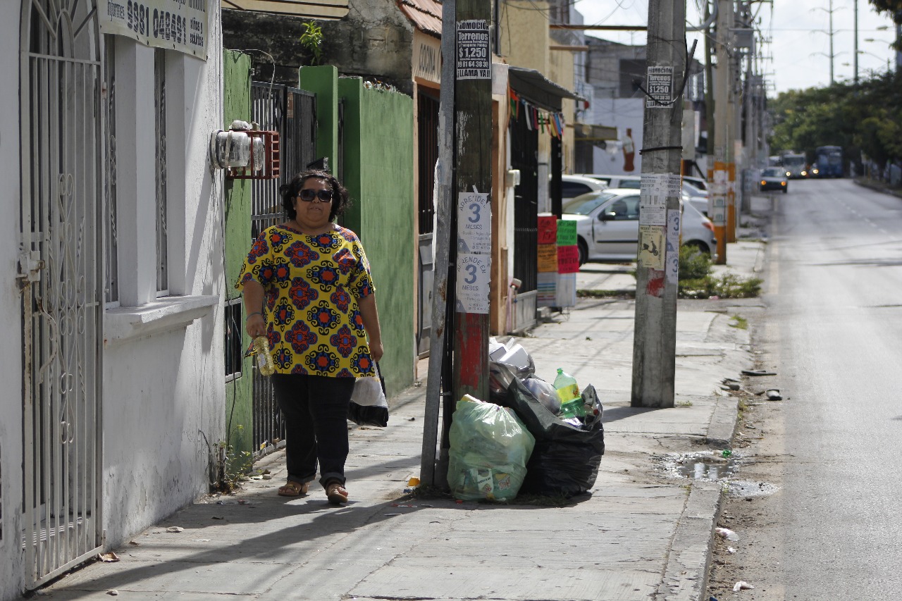Batallan en Cancún por deficiente recoja de basura