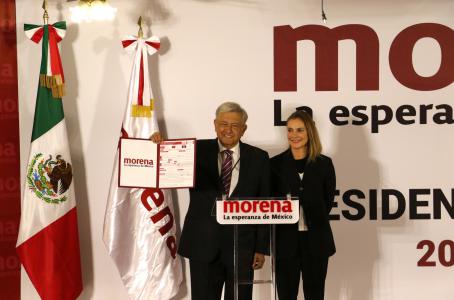 López Obrador se registra como precandidato a la Presidencia