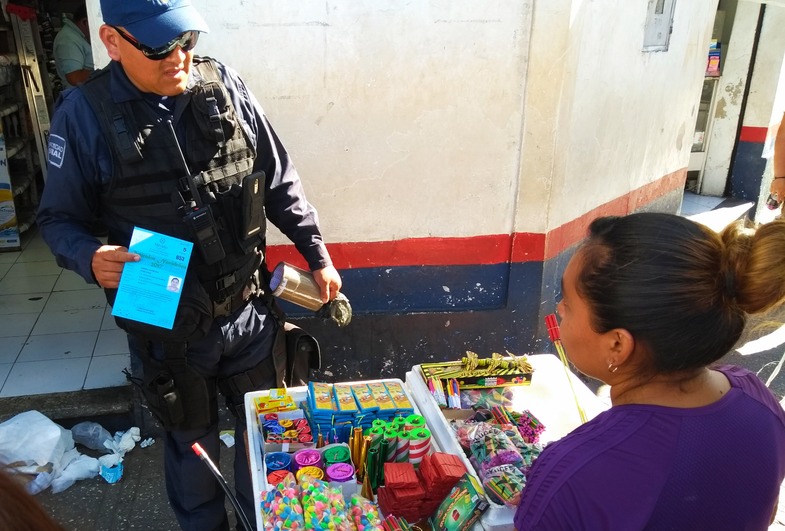 Policías revisan puestos de ‘bombitas’: levantan a un vendedor, en Mérida (video)