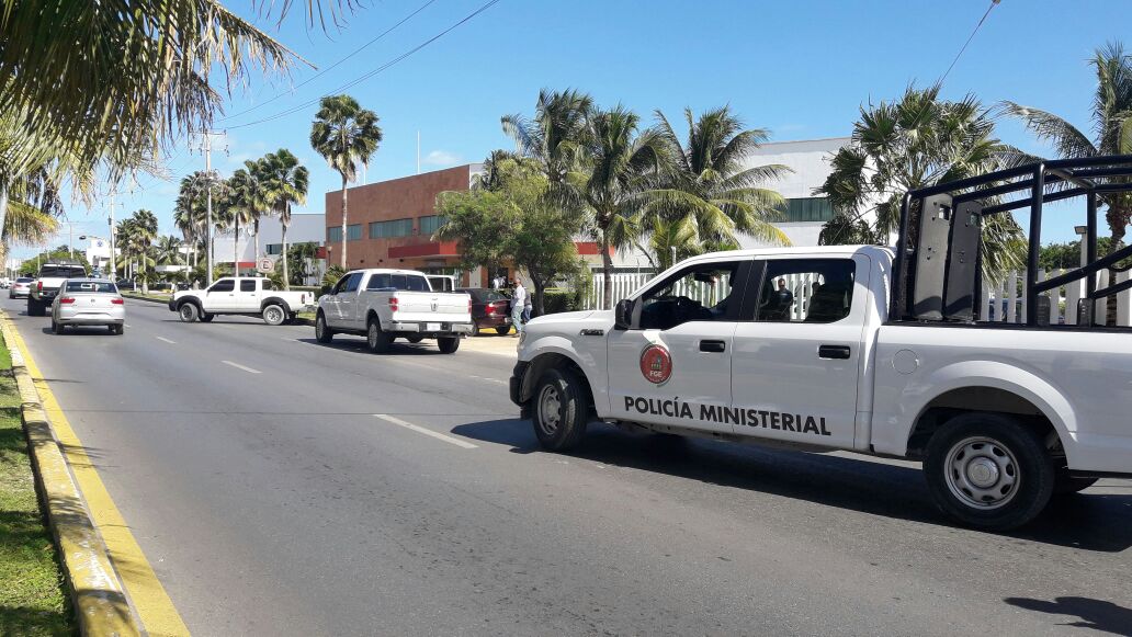 Tiran cuerpo desmembrado frente a minisuper en Cancún
