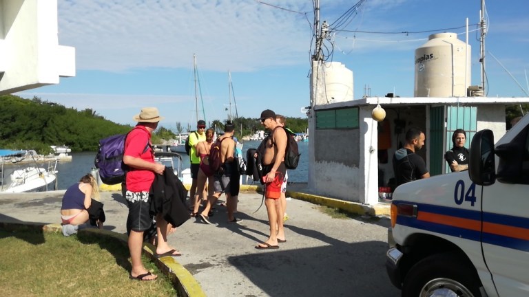 Buzos ilesos en Cozumel tras hundirse embarcación