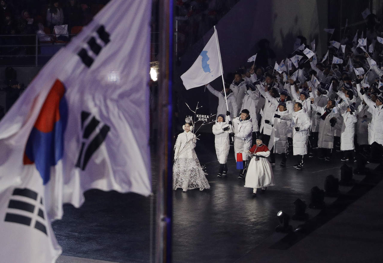 Coreas desfilan bajo una misma bandera en Olímpicos de Invierno