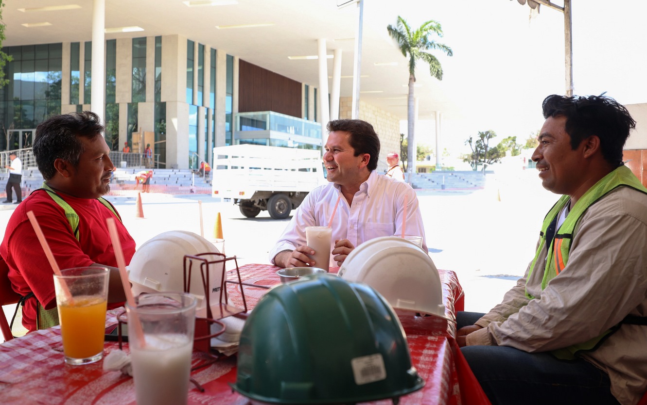 Sahuí convive con trabajadores del Centro Internacional de Congresos