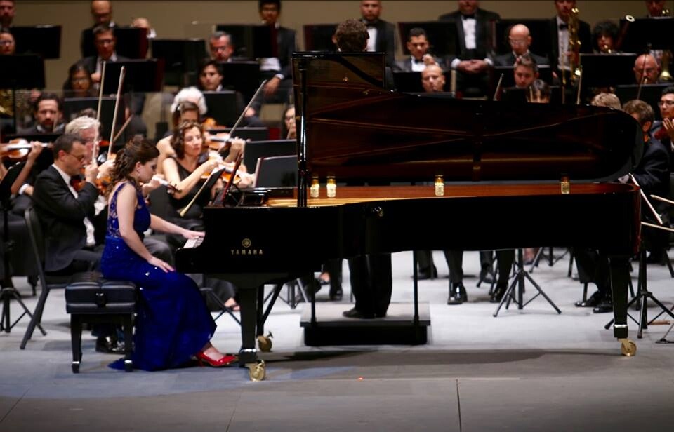 Fascina pianista Anna Miernik en Concierto para la mano izquierda   
