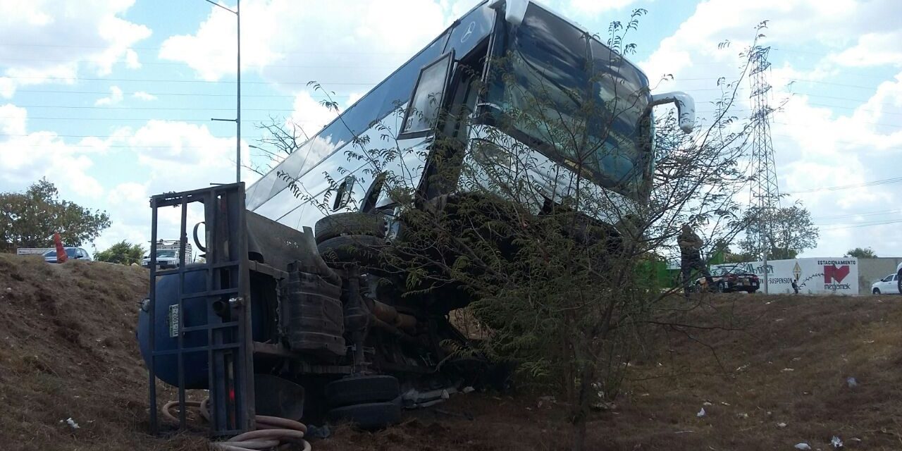 Pestilente colisión: pipa de aguas negras contra autobús de personal