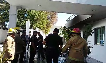 Fuego daña dos consultorios de clínica incendiada en Mérida