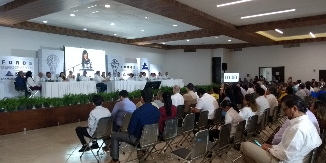 ‘Ofrecen de todo’ en Foro Democrático de Canaco Mérida