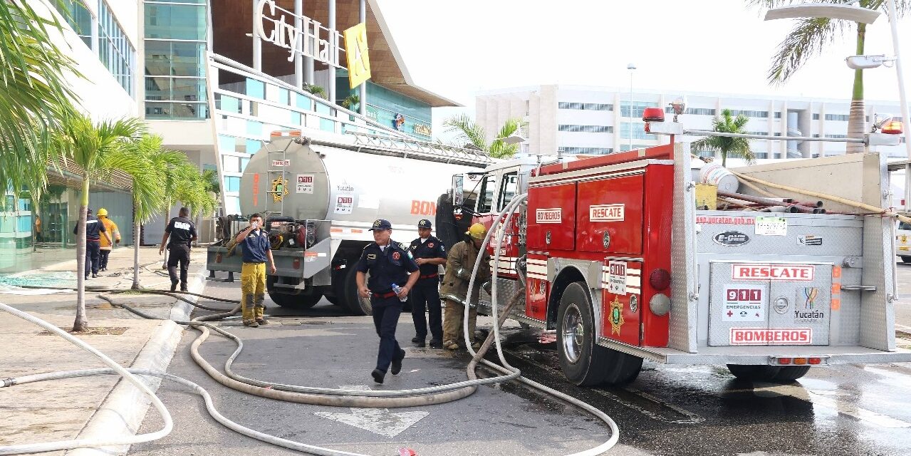 Sorprende incendio en Plaza Altabrisa; lo sofocan