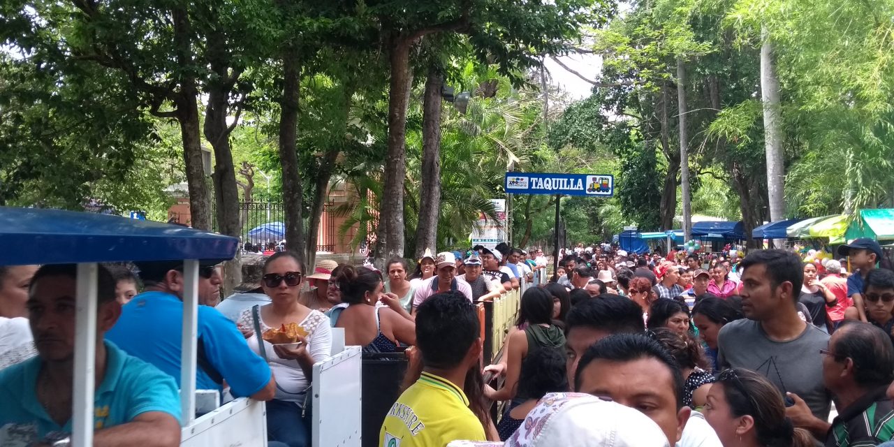 Multitud de visitantes en zoológico del Centenario por Día del Niño