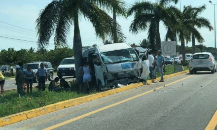 Diez heridos en ‘carreterazo’ de camioneta en Riviera Maya