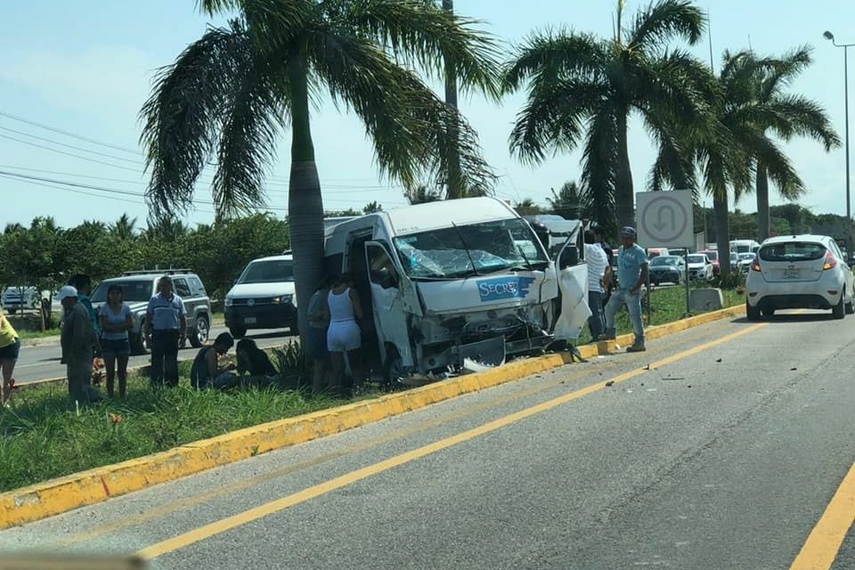 Diez heridos en ‘carreterazo’ de camioneta en Riviera Maya