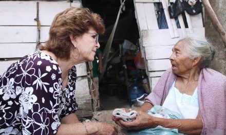Alcaldesa de Mérida visita a dos beneficiarias de acciones de vivienda