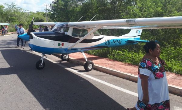 Aterriza de emergencia una avioneta en carretera de Yucatán