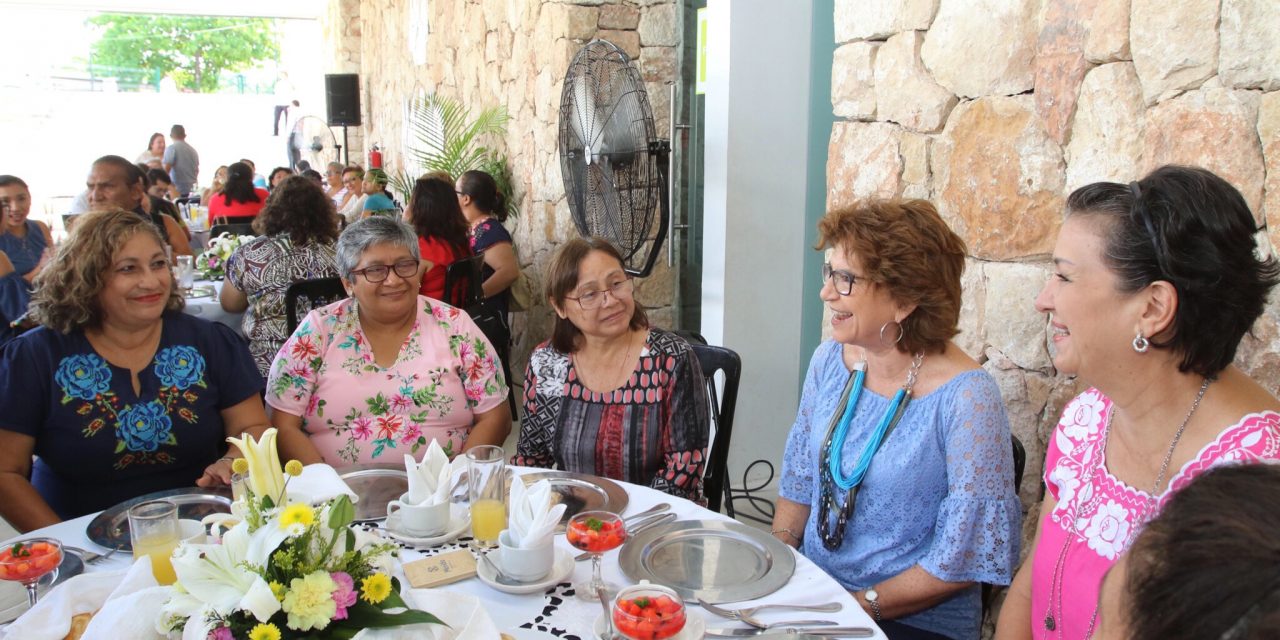 Ayuntamiento de Mérida reconoce labor de maestros en su día