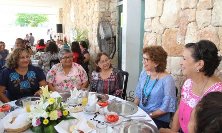 Ayuntamiento de Mérida reconoce labor de maestros en su día