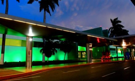 Iluminado de verde, Aeropuerto Internacional de Mérida manda mensaje de sustentabilidad