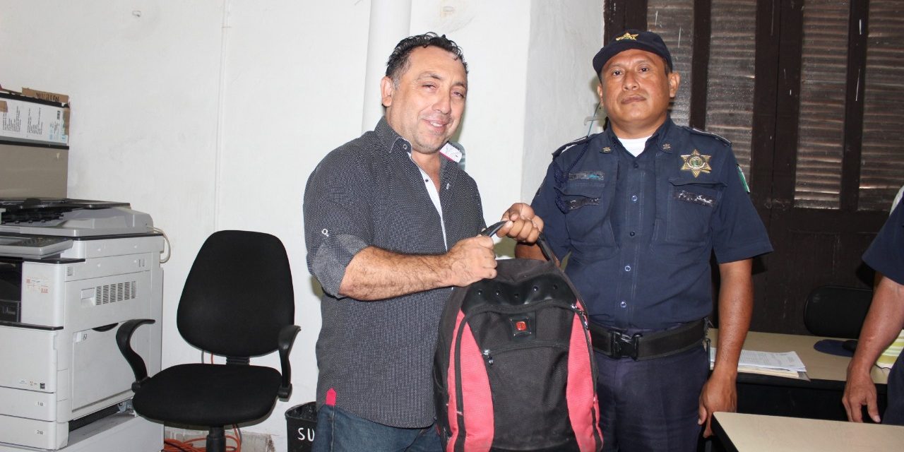 Policía de Mérida encuentra y devuelve mochila con 116 mil 600 pesos